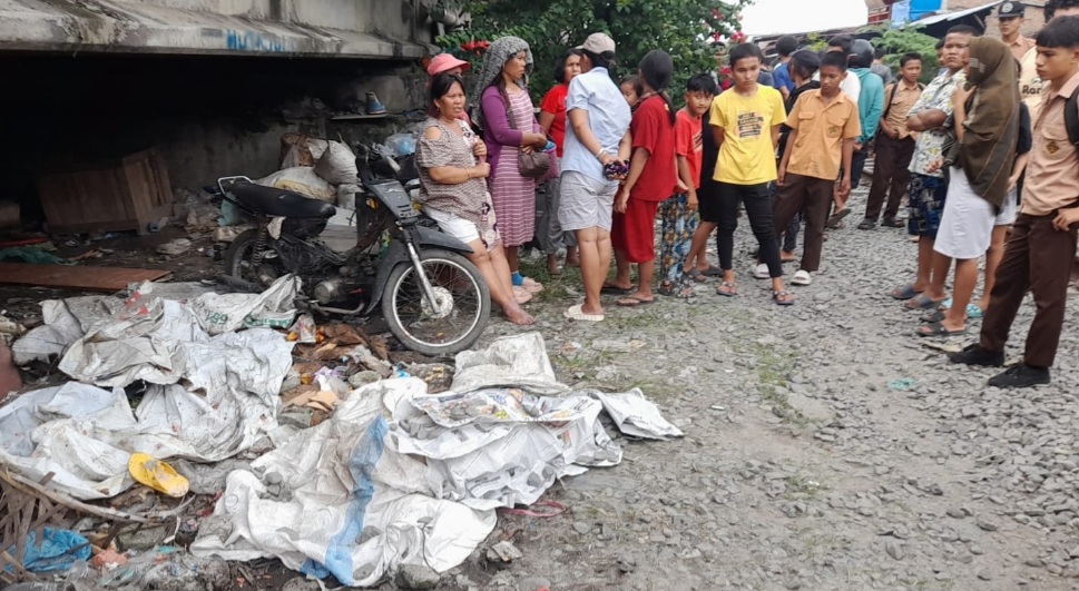 Jasad kedua korban ditutup kertas dan kantongan plastik.(ist)