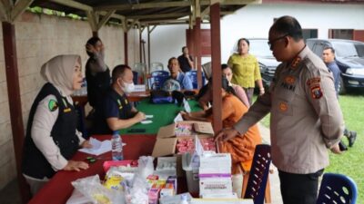 Kapolrestabes Medan Kombes Pol Gidion Arif Setyawan berdialog dengan petugas kesehatan.(ist)