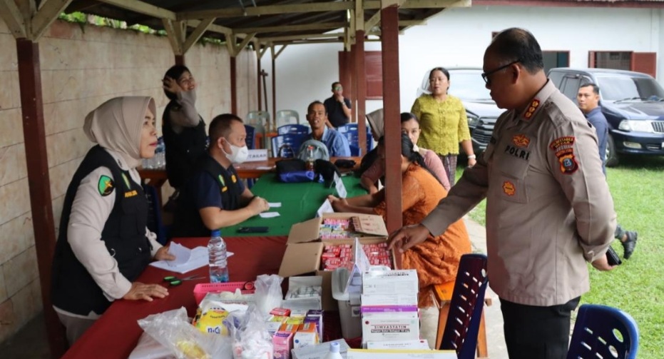 Kapolrestabes Medan Kombes Pol Gidion Arif Setyawan berdialog dengan petugas kesehatan.(ist)