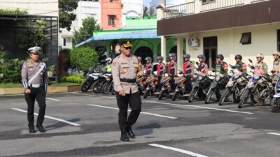 Kapolrestabes Medan Kombes Pol Gidion Arif Setyawan periksa peserta apel.(ist)