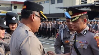 Kapolrestabes Medan Kombes Pol Gidion Arif Setyawan mau memasang tanda jabatan.(ist)