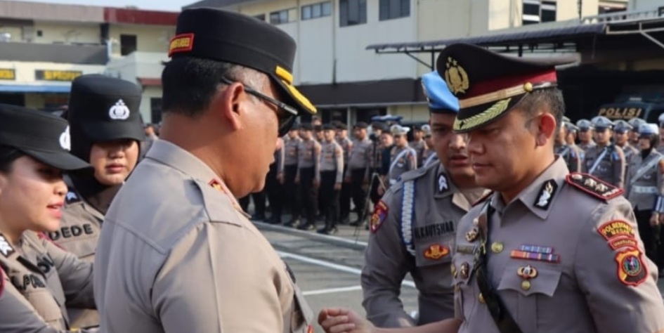 Kapolrestabes Medan Kombes Pol Gidion Arif Setyawan mau memasang tanda jabatan.(ist)