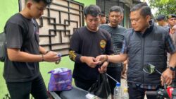 Kasat Res Narkoba Polrestabes Medan AKBP Thommy Aruan (kanan) memeriksa barang bukti hasil tangkapan.(ist)