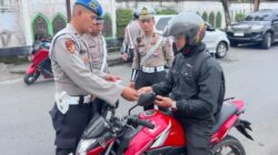 Personel Provoost disaksikan Ipda Poltak Silalahi memeriksa kelengkapan dokumen pengendara motor. (ist)