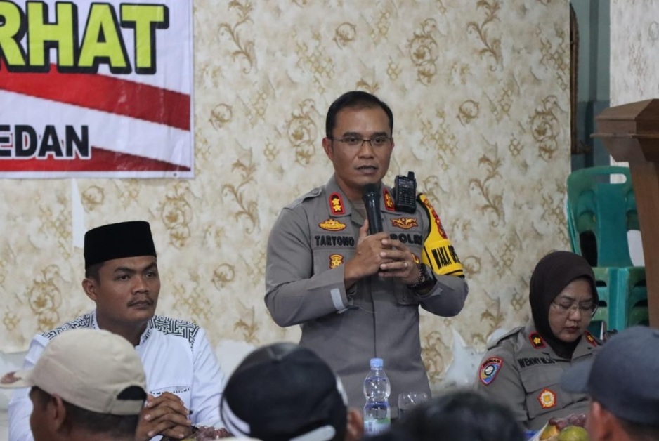 Wakapolrestabes Medan AKBP Taryono Raharja giat Jumat Curhat.(ist)