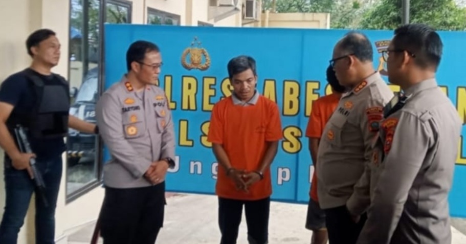 Kapolrestabes Medan Kombes Pol Gidion Arif Setyawan interogasi pelaku. (ist)