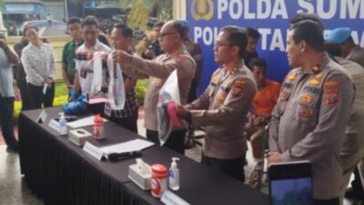 Kapolrestabes Medan, Kombes Pol Gidion Arif Setyawan (3 kanan) memperlihatkan barang bukti.(keisa)