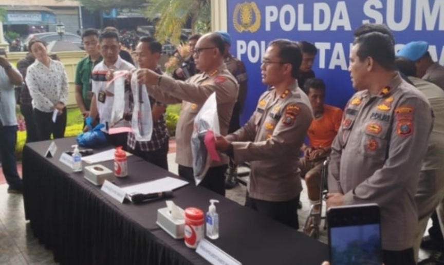 Kapolrestabes Medan, Kombes Pol Gidion Arif Setyawan (3 kanan) memperlihatkan barang bukti.(keisa)