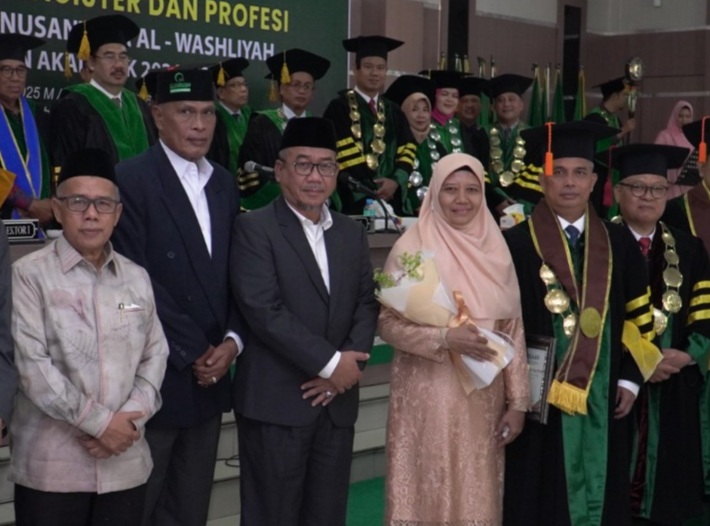 Rektor UMN Al Washliyah Dr Firmansyah, dan civitas akademika UMN Al Washliyah poto bersama.(ist)