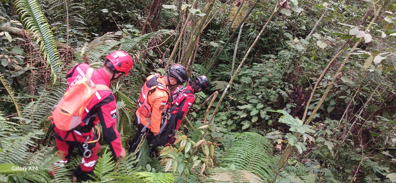 Tim SAR saat mencari Kepala Desa Liang Pematang, Bahagia Tarigan di sungai bawah jembatan Lau Luhung.