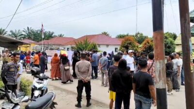 Warga Lingkungan II Ara Tunggal, Kelurahan Pekan Selesai, Kecamatan Selesai, Kabupaten Langkat, Sumatera Utara blokir jalan, protes keberadaan truk galian C.