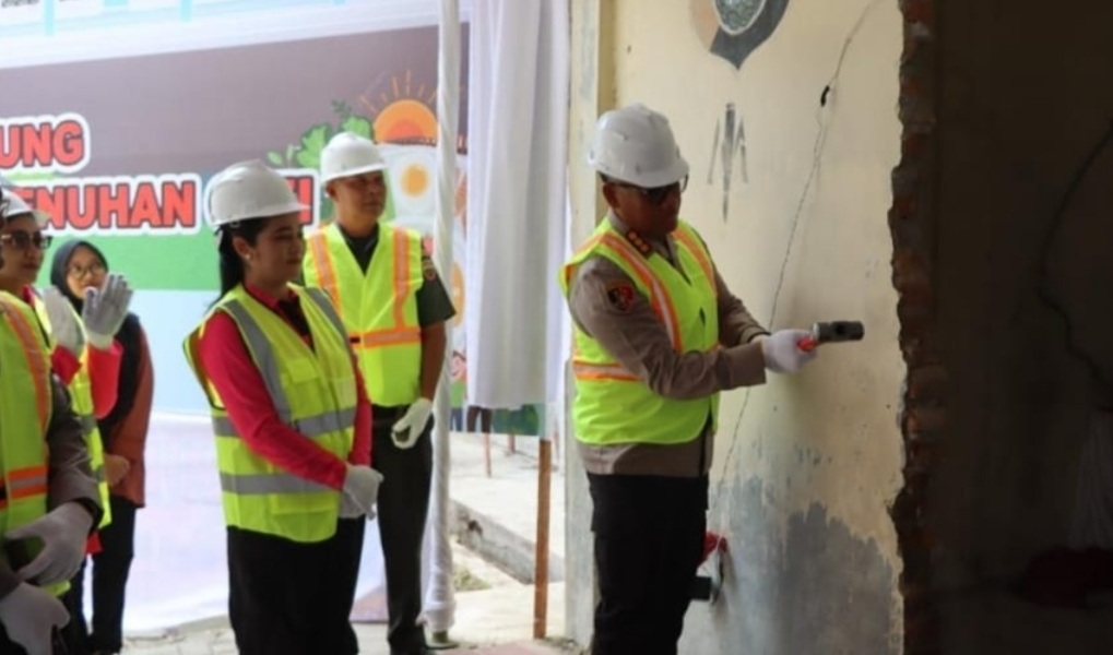 Kapolrestabes Medan Kombes Pol Gidion Arif Setyawan dan Ketua Pengurus Cabang (PC) Bhayangkari Kota Medan Ny.Luciana Gidion resmikan renovasi gedung SPPG.(ist)