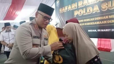 Kapolrestabes Medan Kombes Pol Gidion Arif Setyawan secara simbolis memberikan santunan anak yatim.(ist)