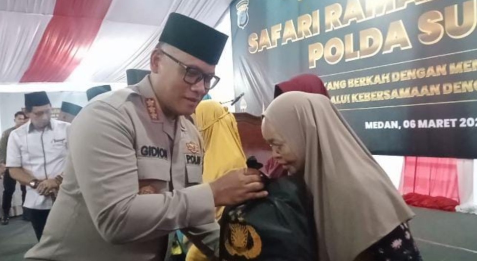 Kapolrestabes Medan Kombes Pol Gidion Arif Setyawan secara simbolis memberikan santunan anak yatim.(ist)