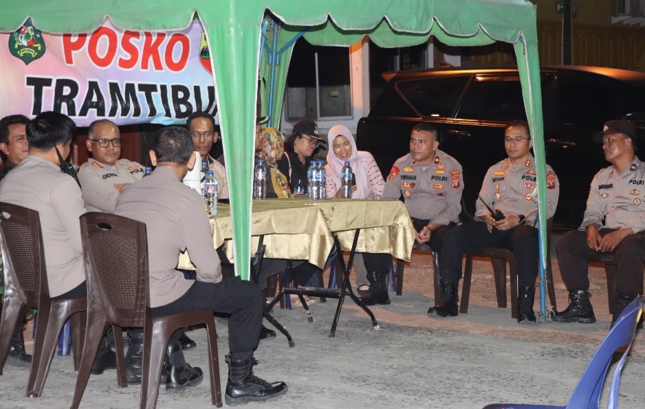 Kapolrestabes Medan Kombes Pol Gidion Arif Setyawan bersama personel di Posko Tramtibum Jalan Gatot Subroto.(ist)