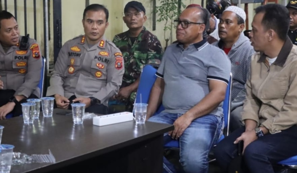 Kapolrestabes Medan Kombes Pol Gidion Arif Setyawan (2 kanan) di Posko Satgas Anti Tawuran.(ist)