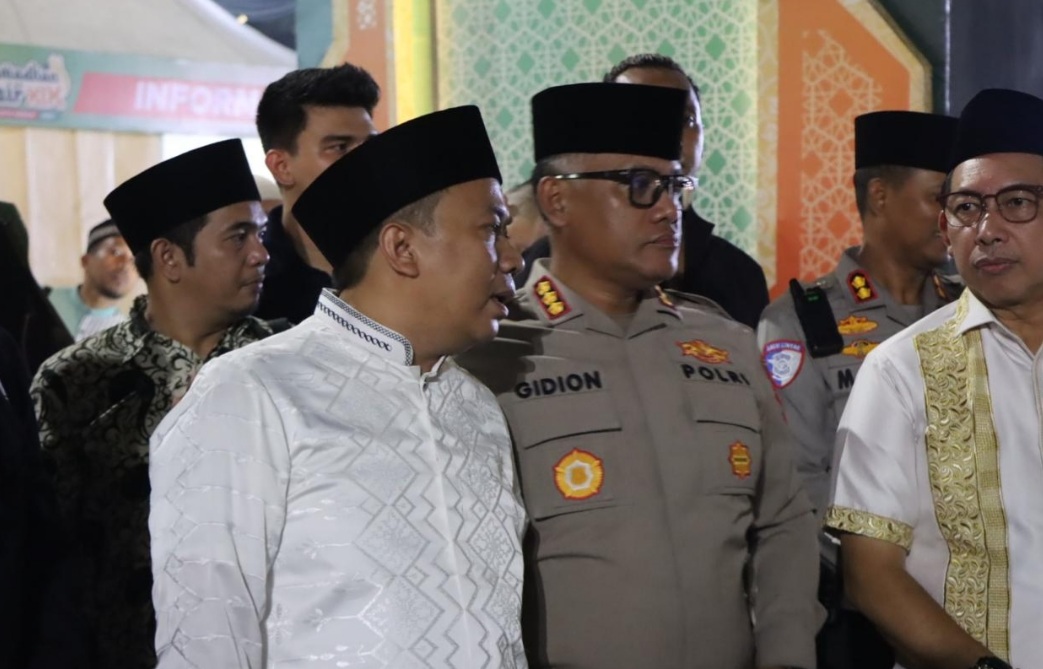 Kapolrestabes Medan Kombes Pol Gidion Arif Setyawan dan Ketua DPRD Medan Drs Wong Chun Sen pada acara Pembukaan Ramadhan Fair.(ist)