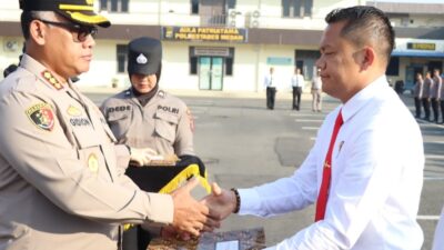 Kapolrestabes Medan Kombes Pol Gidion Arif Setyawa menyerahkan reward kepada Kasat Res Narkoba AKBP Thommy Aruan.(ist)