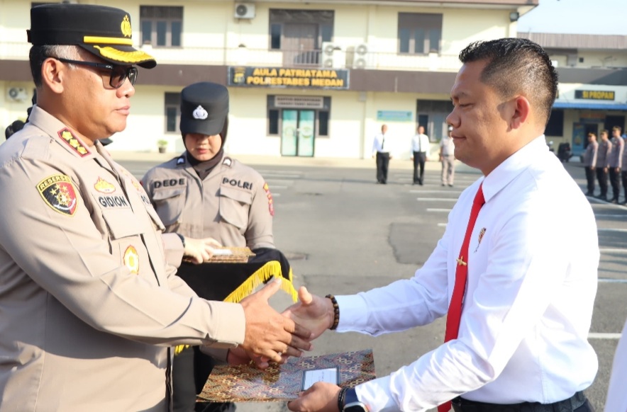 Kapolrestabes Medan Kombes Pol Gidion Arif Setyawa menyerahkan reward kepada Kasat Res Narkoba AKBP Thommy Aruan.(ist)