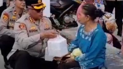 Kapolrestabes Medan, Kombes Pol Gidion Arif Setyawan memberikan paket makanan kepada warga.(ist)