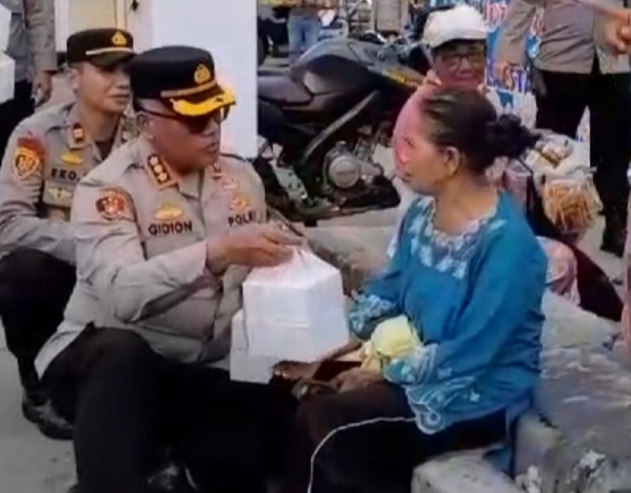 Kapolrestabes Medan, Kombes Pol Gidion Arif Setyawan memberikan paket makanan kepada warga.(ist)