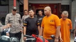 Kapolsek Medan Area AKP Dwi Himawan didampingi Kanit Reskrim Iptu Poltak Tambunan (paling kanan) menginterogasi pelaku IRS.(ist)