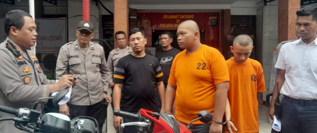 Kapolsek Medan Area AKP Dwi Himawan didampingi Kanit Reskrim Iptu Poltak Tambunan (paling kanan) menginterogasi pelaku IRS.(ist)