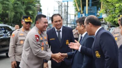 Kapolda Sumut Irjen Pol Whisnu Hermawan Februanto didampingi Kapolrestabes Medan Kombes Pol Gidion Arif Setyawan disambut pihak Universitas HKBP Nomensen.(ist)