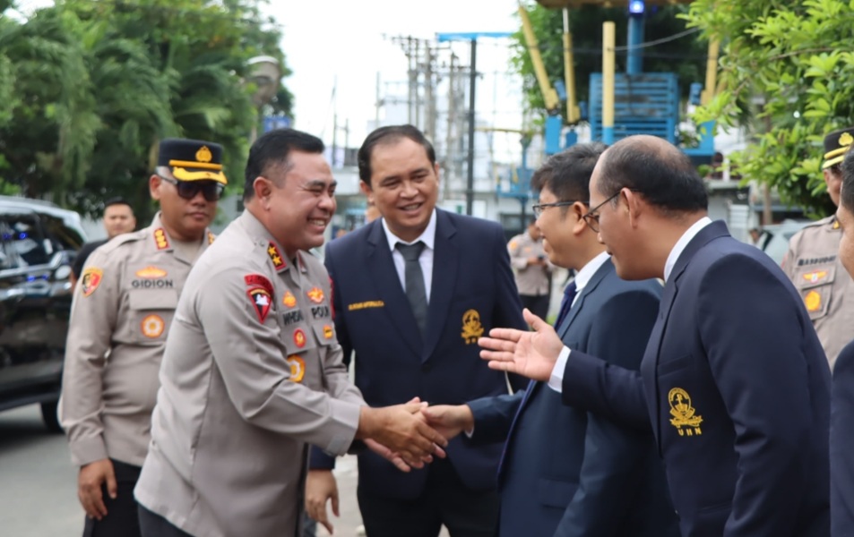 Kapolda Sumut Irjen Pol Whisnu Hermawan Februanto didampingi Kapolrestabes Medan Kombes Pol Gidion Arif Setyawan disambut pihak Universitas HKBP Nomensen.(ist)