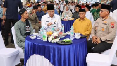 Kapolrestabes Medan Kombes Pol Gidion Arif Setyawan bersama Rico Waas disela-sela safari ramadan.(ist)