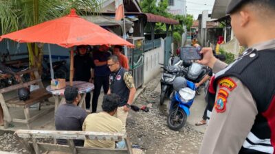 Kasat Narkoba Polrestabes Medan AKBP Thommy Aruan menginterogasi kedua tersangka.(ist)