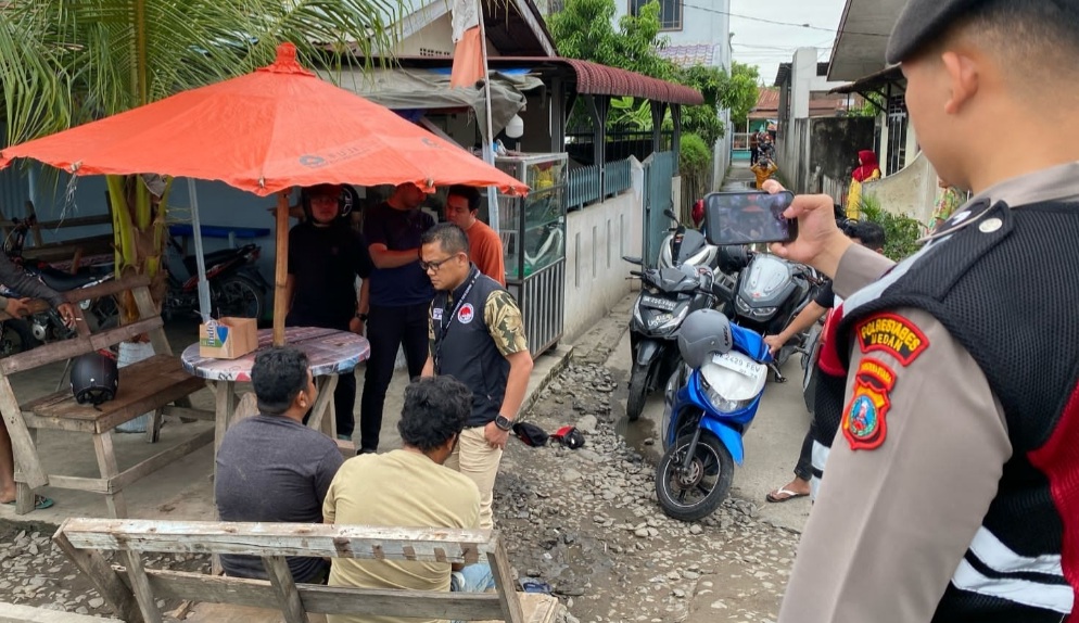 Kasat Narkoba Polrestabes Medan AKBP Thommy Aruan menginterogasi kedua tersangka.(ist)