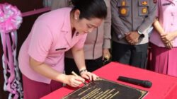 Ny. Luciana Gidion menandatangani prasasti renovasi Sekolah TK Kemala Bhayangkari 03.(ist)