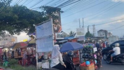 Pedagang kakilima buat macet arus lalu lintas Simpang Jodoh.(ist)