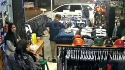 Komplotan maling saat menyatroni toko pakaian AP STore di Jalan Perjuangan. Para pelaku menggasak 11 potong celana dari lokasi pencurian.