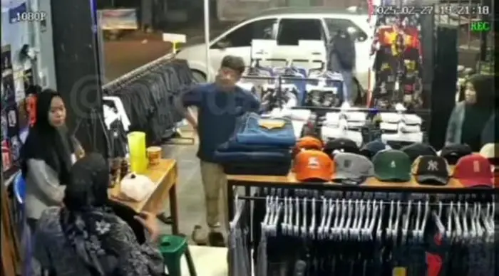 Komplotan maling saat menyatroni toko pakaian AP STore di Jalan Perjuangan. Para pelaku menggasak 11 potong celana dari lokasi pencurian.