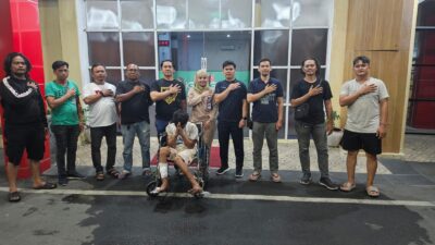 Petugas Unit Reskrim Polsek Patumbak menembak kaki kanan tersangka maling motor berinisial PS. Tersangka PS tampak duduk di kursi roda.