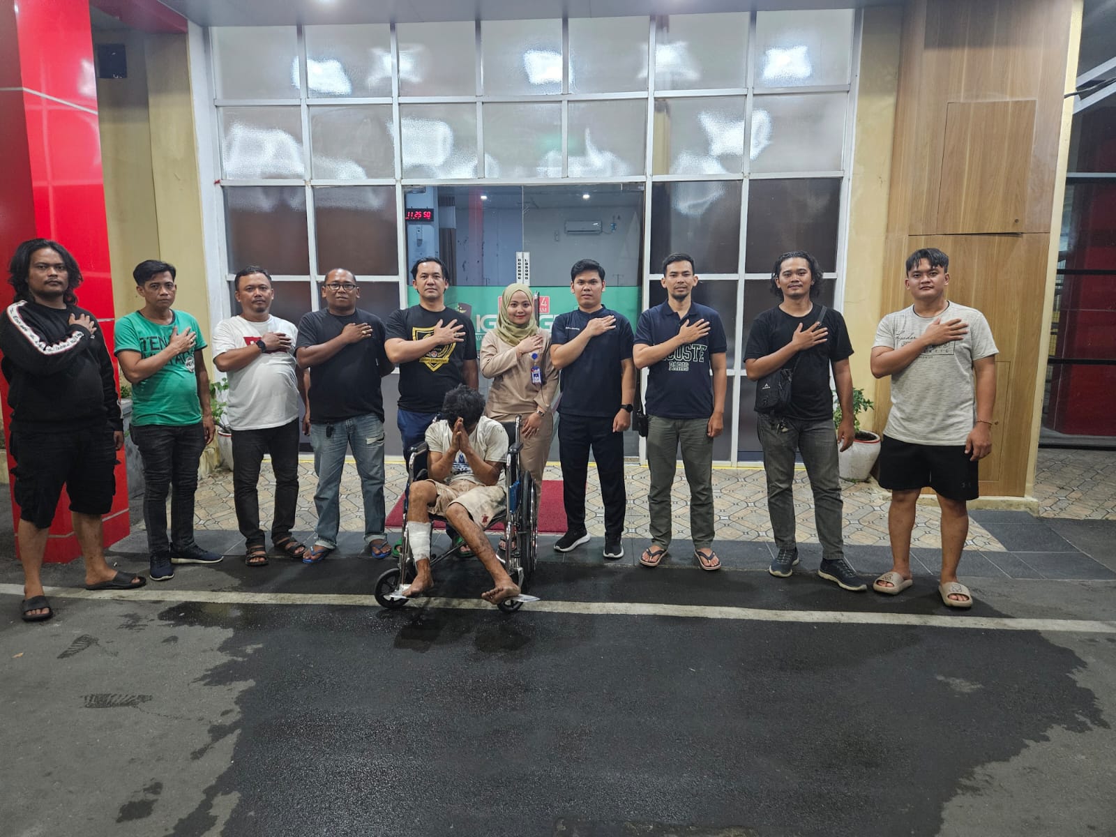 Petugas Unit Reskrim Polsek Patumbak menembak kaki kanan tersangka maling motor berinisial PS. Tersangka PS tampak duduk di kursi roda.