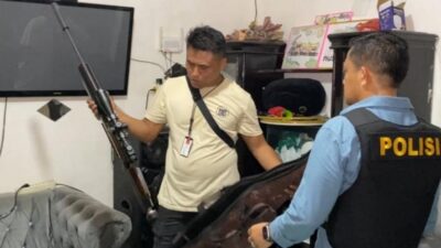 AKBP Thommy Aruan menyaksikan barang bukti senapan angin yang ditunjukkan anggota.(ist)