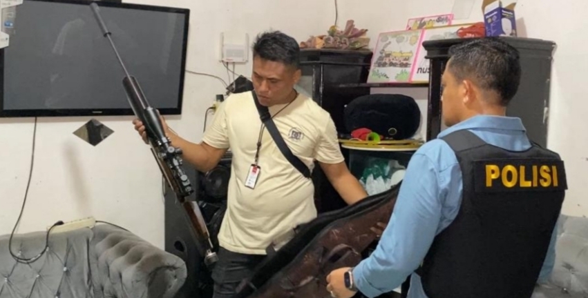 AKBP Thommy Aruan menyaksikan barang bukti senapan angin yang ditunjukkan anggota.(ist)