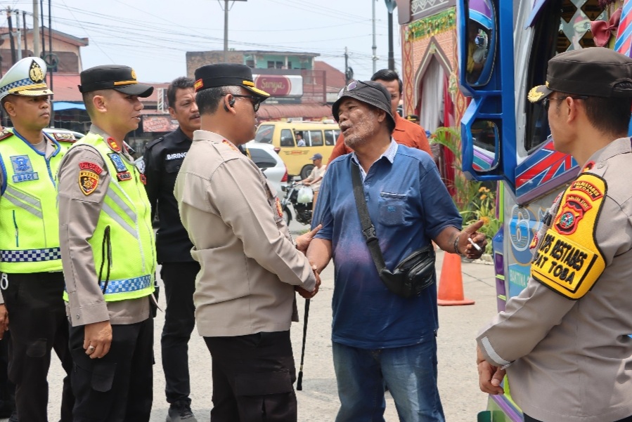Kapolrestabes Medan Kombes Pol Gidion Arif Setyawan berdialog dengan pengemudi bus.(ist)