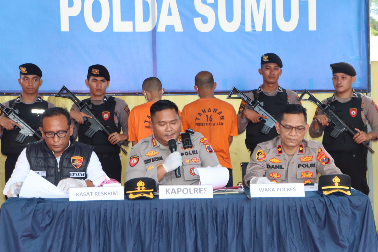 Petugas Polres Nias Selatan saat merilis kasus pencurian mesin mobil ambulans milik Dinas Kesehatan. Ada dua pelaku yang ditangkap dalam kasus ini.