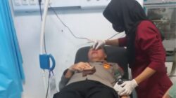 Kapolsek Belawan AKP Ponijo saat menjalani perawatan setelah wajahnya terkena lemparan batu dalam aksi tawuran yang terjadi di wilayah hukumnya.