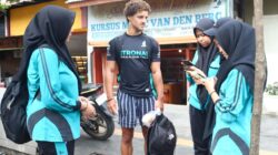 Siswi SMA Panca Budi saat berdialog dengan turis manca negara. [Ist]