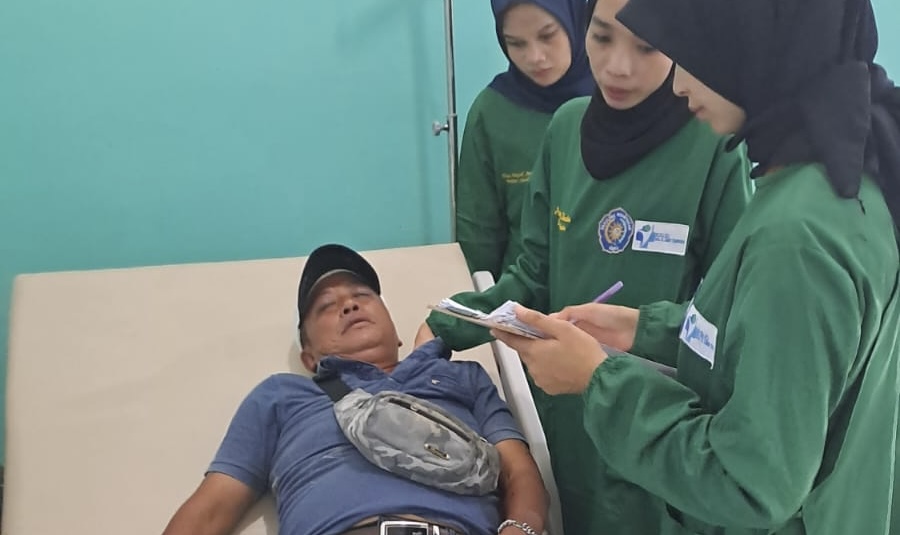 Satu dari dua pekerja PT NDP yang menjadi korban penembakan saat menjalani perawatan medis di rumah sakit.
