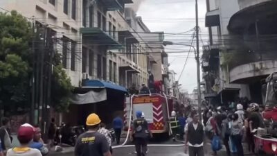 Rumah toko (ruko) berlantai empat yang ada di Jalan Bawean, Kelurahan Gang Buntu, Kecamatan Medan Timur, Kota Medan terbakar, Sabtu (17/5/2025). Tidak ada korban jiwa dalam peristiwa ini.
