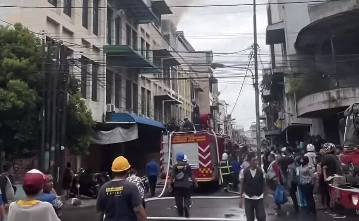 Rumah toko (ruko) berlantai empat yang ada di Jalan Bawean, Kelurahan Gang Buntu, Kecamatan Medan Timur, Kota Medan terbakar, Sabtu (17/5/2025). Tidak ada korban jiwa dalam peristiwa ini.