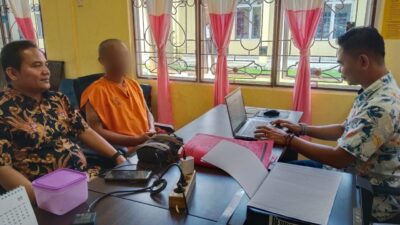 Pria bermarga Turnip yang tega mencabuli ketiga putrinya saat menjalani pemeriksaan di ruang penyidik Polres Simalungun.