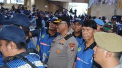Kombes Pol Gidion Arif Setyawan bersama massa buruh. (ist)