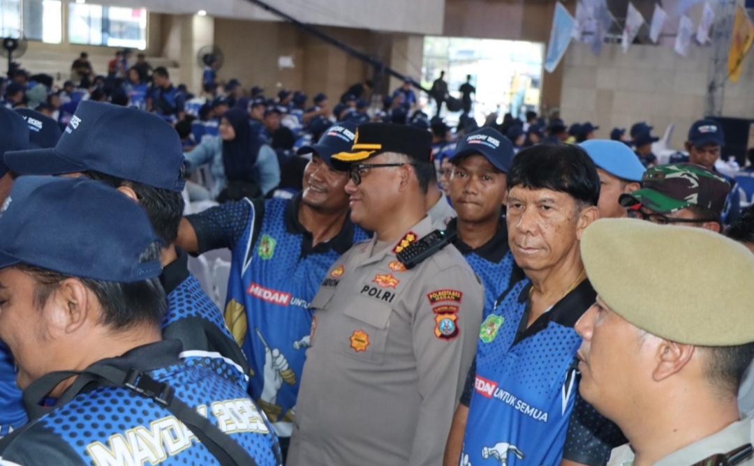 Kombes Pol Gidion Arif Setyawan bersama massa buruh. (ist)